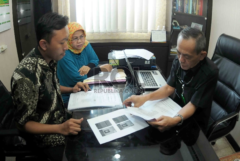 Tim kuasa hukum penyidik Komisi Pemberantasan Korupsi Novel Baswedan, Muji Kartika Rahayu (kedua kiri) dan Bahrain (kiri) mendaftarkan permohonan gugatan praperadilan di Pengadilan Negeri Jakarta Selatan, Senin (4/5). (Republika/Agung Supriyanto)