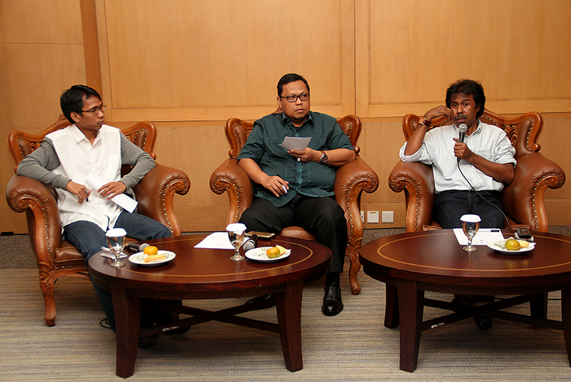 Ketua Fraksi PKB di MPR RI, Lukman Eddy (tengah) bersama pakar Hukum Tata Negara Margarito (kanan), tampil dalam Dialog Pilar Negara bertemakan 'Dana Desa' di Komplek Parlemen, Jakarta, Senin (4/5).  (foto : MgROL_39)