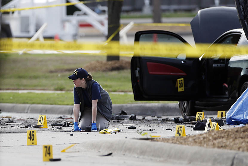  Petugas FBI memeriksa lokasi penembakan yang terjadi di dekat gedung pameran kartun nabi di Texas, Senin (4/5).