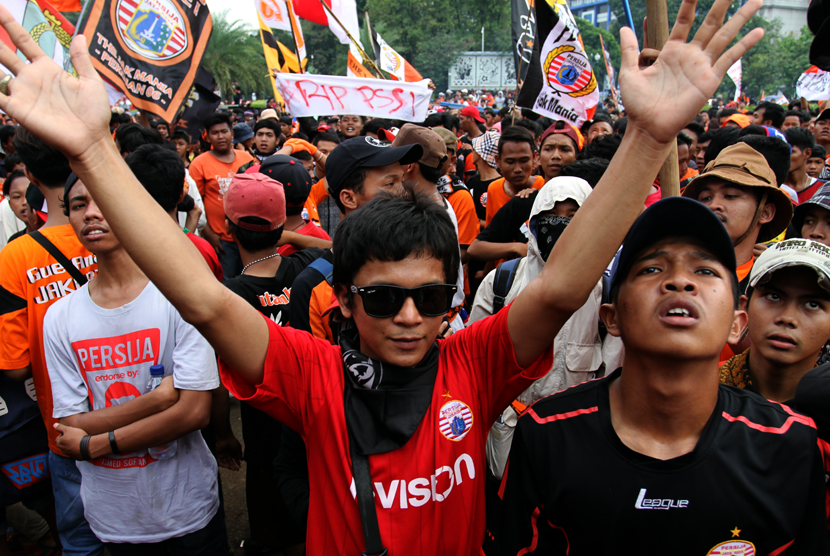 Ribuan suporter sepak bola tim Persija (The Jak Mania) melakukan aksi unjuk rasa di depan Istana Negara, Jakarta, Selasa (5/5).   (foto : MgROL_37)