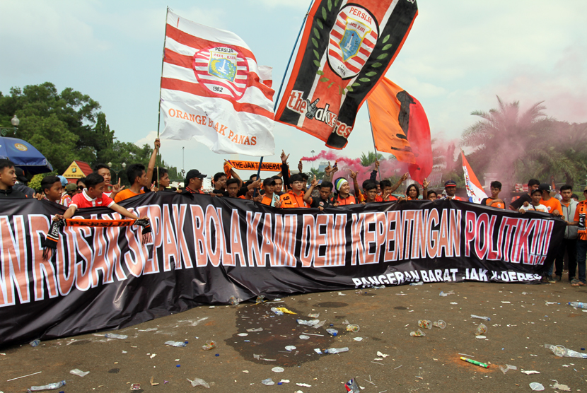 Ribuan suporter sepak bola tim Persija (The Jak Mania) melakukan aksi unjuk rasa di depan Istana Negara, Jakarta, Selasa (5/5).   (foto : MgROL_37)