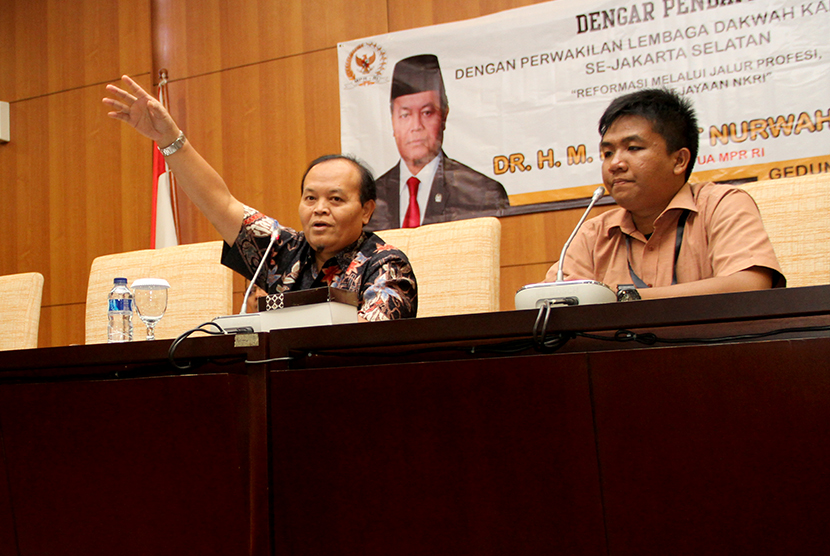  Wakil Ketua MPR RI, DR. H. M. Hidayat Nur Wahid, MA menerima audiensi perwakilan Lembaga Dakwah Kampus (LDK) se-Jakarta Selatan di Gedung GBHN, MPR RI, Selasa (5/5).  (foto : MgROL_39)