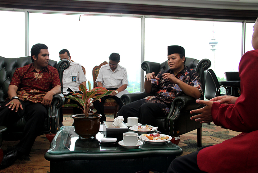  Wakil Ketua MPR RI, DR. H. M. Hidayat Nur Wahid, MA menerima kunjungan Ketua Umum PP Himma PERSIS Nizar Ahmad Saputra di Komplek Parlemen, Jakarta, Selasa (5/5).   (foto : MgROL_39)