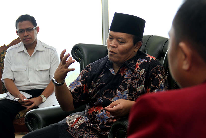  Wakil Ketua MPR RI, DR. H. M. Hidayat Nur Wahid, MA menerima kunjungan Ketua Umum PP Himma PERSIS Nizar Ahmad Saputra di Komplek Parlemen, Jakarta, Selasa (5/5).   (foto : MgROL_39)