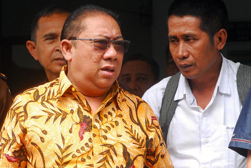 Terdakwa mantan Bupati Indramayu Irianto MS Syafiuddin alias Yance (kiri).