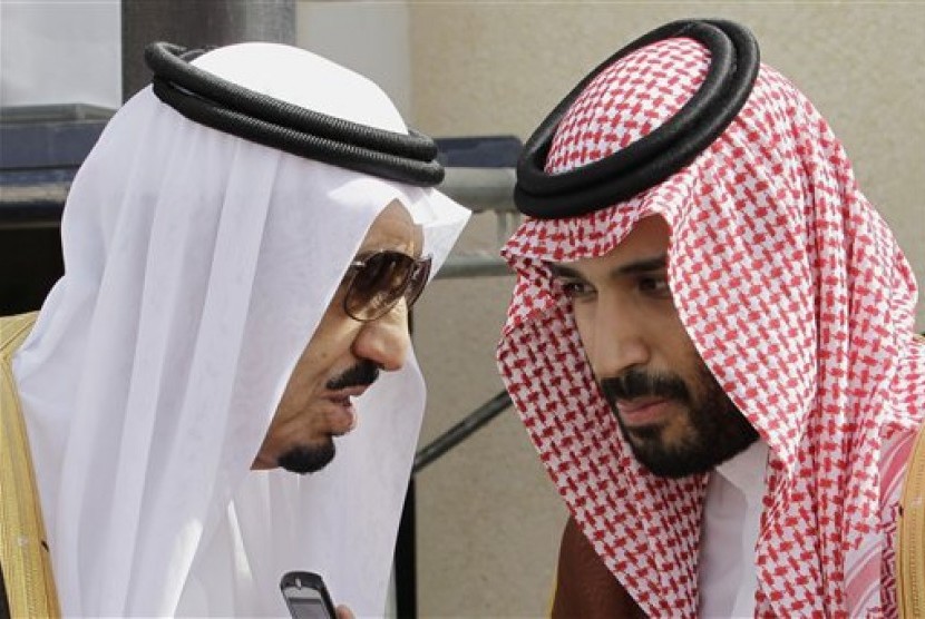 Raja Arab Saudi, Salman bin Abdul Aziz (kiri) bersama putranya Muhammad bin Salman.