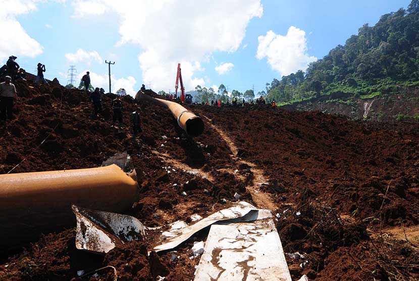  Sebuah alat berat mengevakuasi material longsor di Kampung Cibitung, Desa Margamukti, Pangalengan, Kabupaten Bandung, Jawa Barat, Rabu (6/5). (foto : Septianjar Muharam)