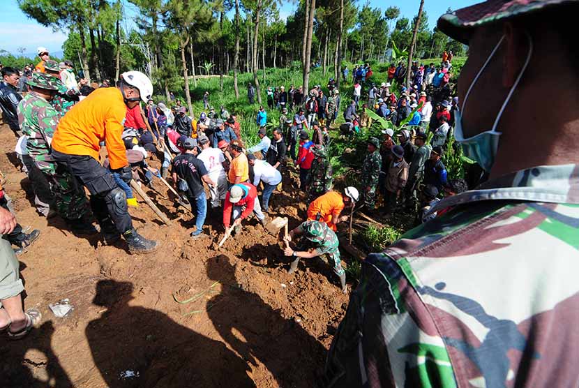  Sejumlah personil gabungan TNI, Basarnas dan polisi melakukan pencarian korban longsor di Kampung Cibitung, Desa Margamukti, Pangalengan, Kabupaten Bandung, Rabu (6/5).   (foto : Septianjar Muharam)