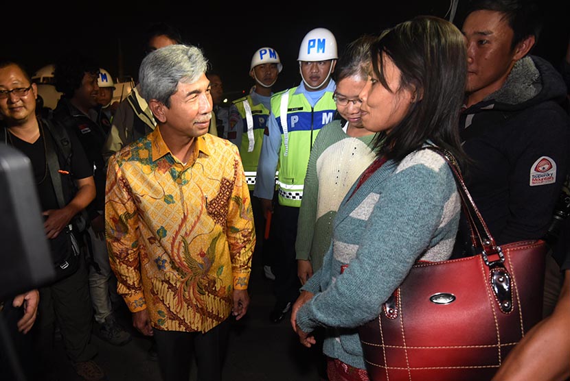 Wakil Menteri Luar Negeri AM Fachir (kiri) berbincang dengan sejumlah WNI yang selamat dari gempa Nepal saat usai acara penyambutan di Lanud Halim Perdanakusuma, Jakarta, Rabu (6/5). (Antara/Akbar Nugroho Gumay)