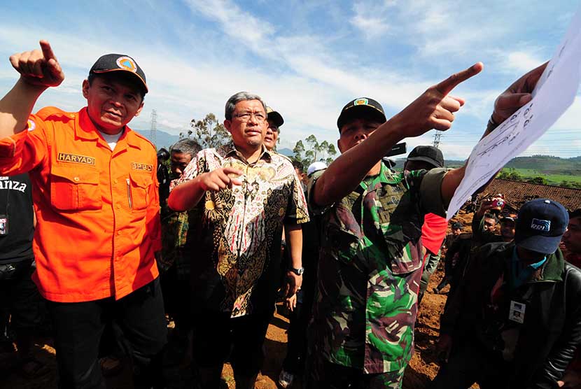  Gubernur Jabar, Ahmad Heryawan menyisiri tempat terjadinya bencana longsor di Kampung Cibitung, Pangalengan, Kabupaten Bandung, Kamis (7/5).  (foto : Septianjar Muharam)