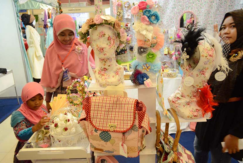  Pernak pernik perlengkapan pada Hijab & Craft Season 2015 di Graha Manggala Siliwangi, Kota Bandung, Kamis (7/5). (Republika/Edi Yusuf)