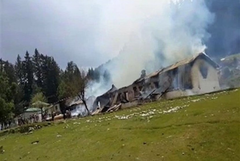 Sebuah gambar dari rekaman video, memperlihatkan bangunan yang terbakar akibat helikopter yang jatuh di Lembah Nalter, Gilgit, Pakistan, Jumat (8/5).