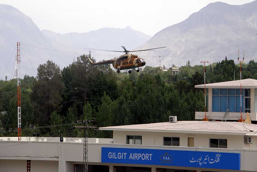   Foto file pada 23 Juni 2013, sebuah helikopter militer Pakistan mendarat di bandara Gilgit, Pakistan.