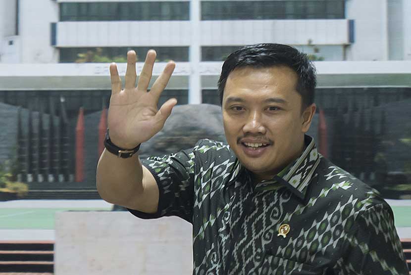 Menpora Imam Nahrawi melambaikan tangan ketika berjalan menuju ruang jumpa pers untuk mengumumkan nama-nama yang tergabung dalam tim transisi PSSI di Gedung Kemenpora, Jakarta, Jumat (8/5) malam. (Antara/Widodo S. Jusuf)