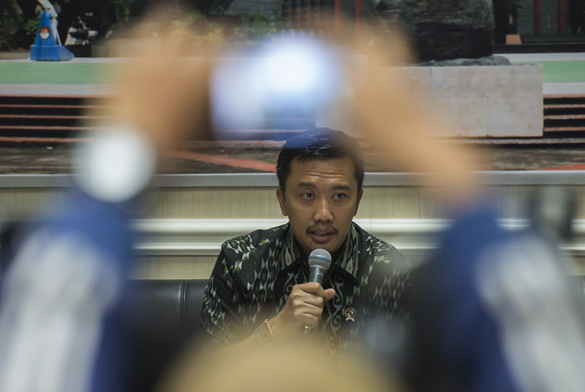  Menpora Imam Nahrawi mengumumkan nama-nama yang tergabung dalam tim transisi PSSI di Gedung Kemenpora, Jakarta, Jumat (8/5) malam.  (Antara/Widodo S. Jusuf)