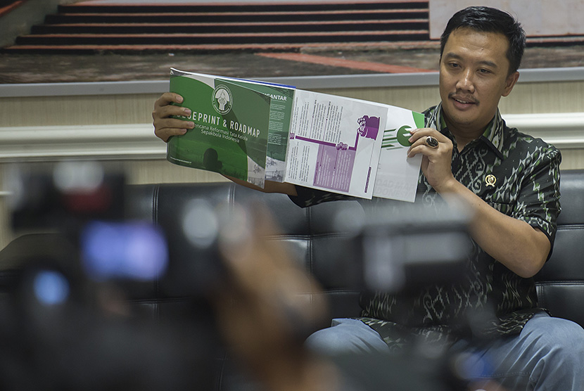  Menpora Imam Nahrawi menunjukkan Buku Cetak Biru dan Peta Jalan tentang Persepakbolaan di Indonesia, Jakarta, Jumat (8/5) malam.  (Antara/Widodo S. Jusuf)
