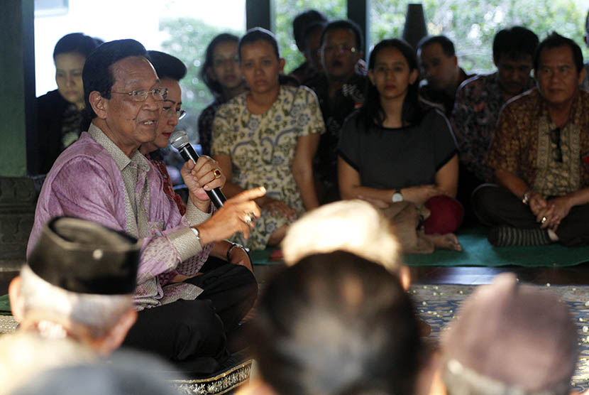 Raja Yogyakarta, Sri Sultan HBX (kiri) memberikan penjelasan kepada sejumlah tokoh masyarakat dan wartawan di Yogyakarta, Jumat (8/5). 