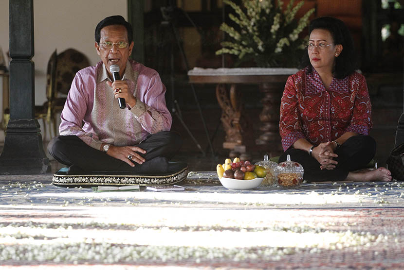 Raja Yogyakarta, Sri Sultan HBX (kiri) didampingi permaisuri GKR Hemas (kanan) memberikan penjelasan kepada sejumlah tokoh masyarakat dan wartawan di Yogyakarta, Jumat (8/5).