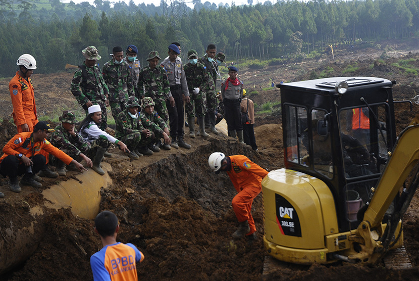   Tim gabungan basarnas melakukan pencarian korban material longsor di Kampung Cibitung, Desa Margamukti, Pangalengan, Kabupaten Bandung, Jawa Barat, Jumat (8/5).  (Antara/Novrian Arbi)