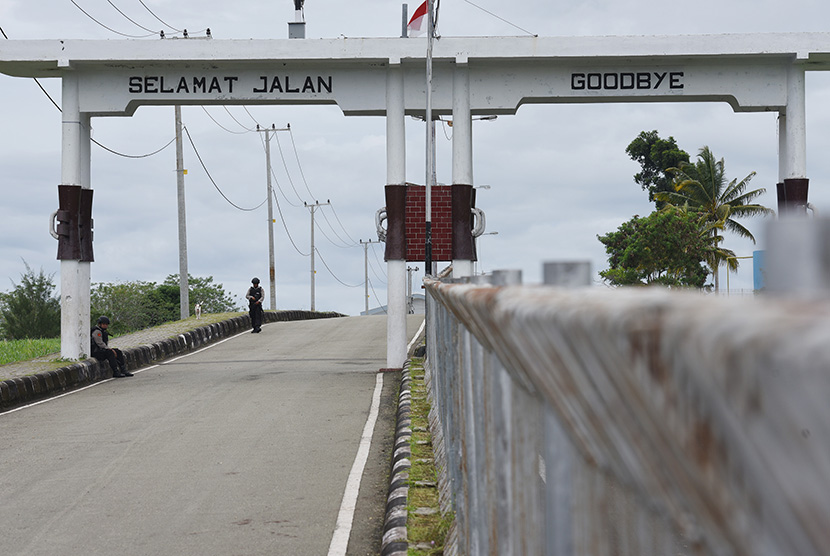 Petugas berjaga di dekat perbatasan RI dengan Papua Nugini (PNG) di wilayah Skouw, Jayapura, Papua, Jumat (8/5). (Antara/Hafidz Mubarak A.)