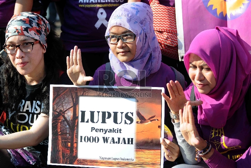 Yayasan Lupus Indonesia menggelar aksi sosialisasi penyakit Lupus di Bundaran HI, Jakarta, Ahad (10/5).   (Republika/Agung Supriyantro)