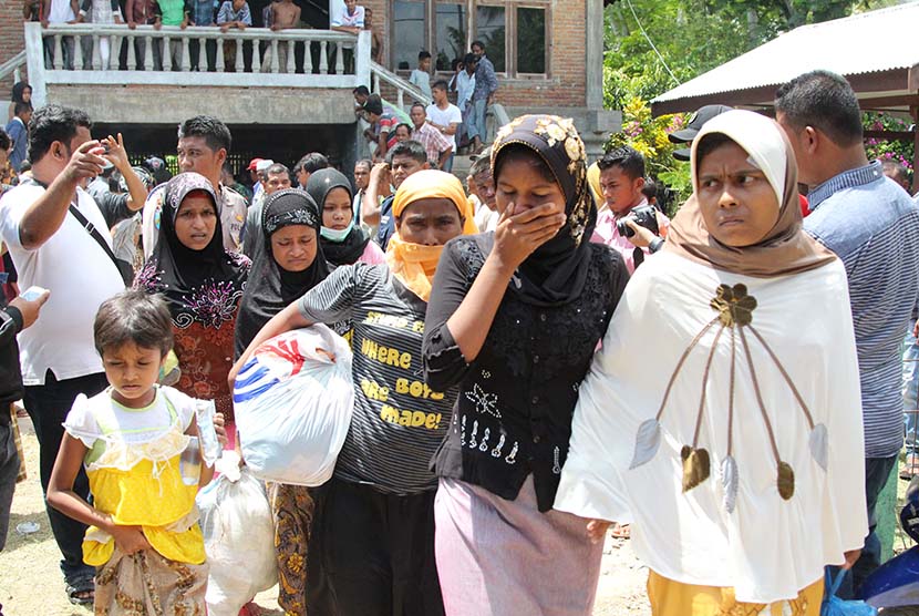 Ratusan pengungsi Rohingya terdampar di Laut Aceh tepatnya di Desa Meunasah Sagoe,  Seuneudon, Aceh Utara, Aceh, Ahad (10/5). (Antara/Syifa)