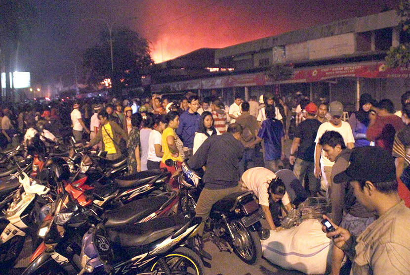  Suasana kebakaran yang terjadi di Pasar Johar Semarang, Ahad (10/5) dini hari. (Republika/Bowo Pribadi)