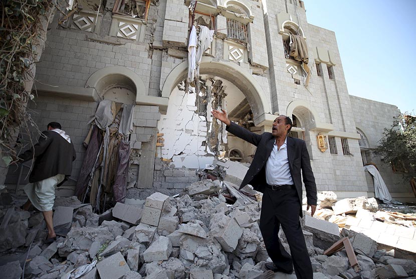 Bangunan tempat tinggal mantan presiden Yaman Ali Abdullah Saleh yang hancur akibat serangan udara di kota Sanaa, Ahad (10/5).