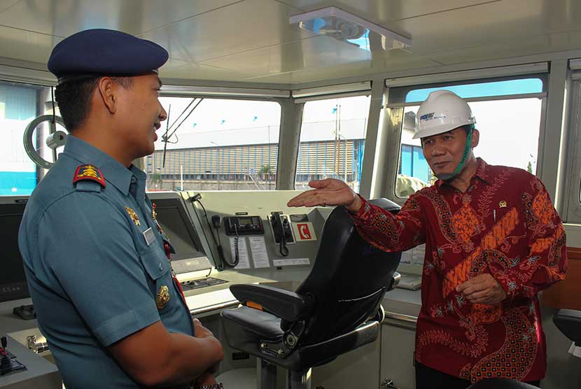 Anggota Komisi VI DPR RI Bambang Harjo (kanan) berbincang dengan komandan KRI Sampari-628  Letnan Kolonel (Letkol) Laut (P) Hreesang Wissanggeni (kiri) saat kunjungannya di PT PAL Indonesia Surabaya, Jawa Timur, Selasa (5/5). (Antara/Didik Suhartono)