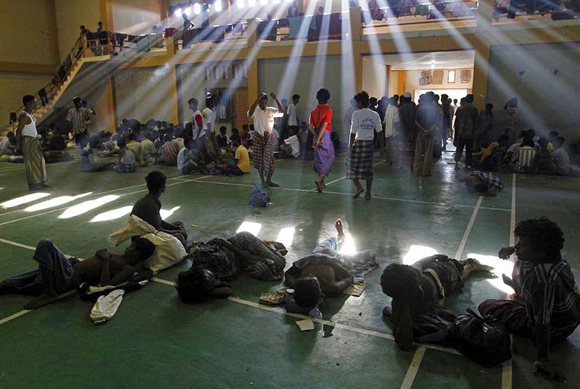   Imigran muslim asal Rohingya di tenpat penampungan sementara di Lhoksukon, Senin (11/5).  (Reuters//Roni Bintang)