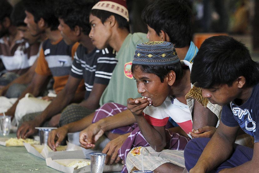  Imigran muslim asal Rohingya tengah menyantap sarapan pagi di tenpat penampungan sementara di Lhoksukon, Senin (11/5).  (Reuters//Roni Bintang)