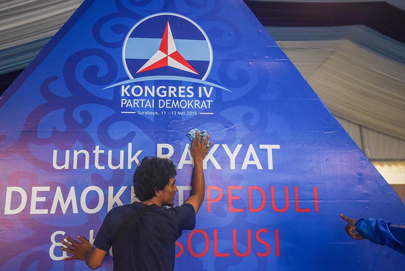 Seorang pekerja menyelesaikan pemasangan atribut persiapan kongres Partai Demokrat ke-IV di Hotel Shangrila, Surabaya, Jawa Timur, Senin (11/5).