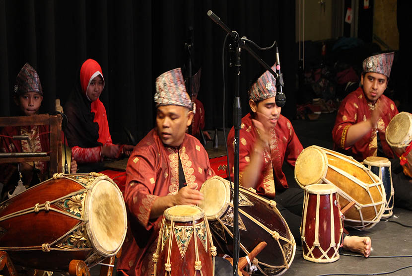 Kelompok kendang yang mengiringi sejumlah tarian dan pencak silat.   (foto : ABC Internasional)