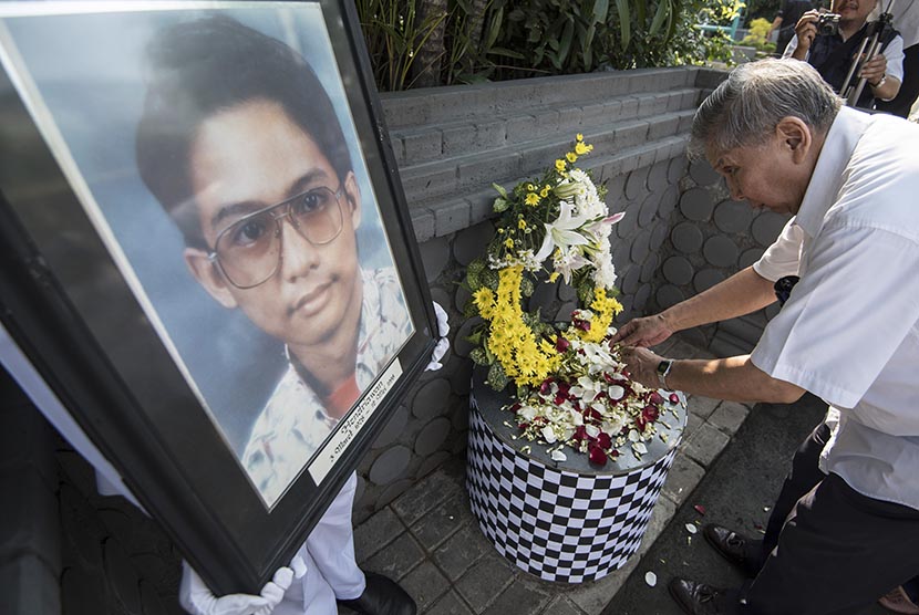 Keluarga besar kampus melakukan tabur bunga dalam Peringatan 17 Tahun Tragedi 12 Mei 1998 di Universitas Trisakti, Grogol, Jakarta, Selasa (12/5).  (Antara/Sigid Kurniawan)