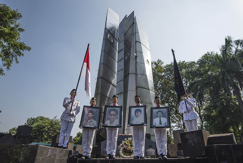 Mahasiswa dengan foto korban tragedi Mei mengikuti Peringatan 17 Tahun Tragedi 12 Mei 1998 di Universitas Trisakti, Grogol, Jakarta, Selasa (12/5).  (Antara/Sigid Kurniawan)