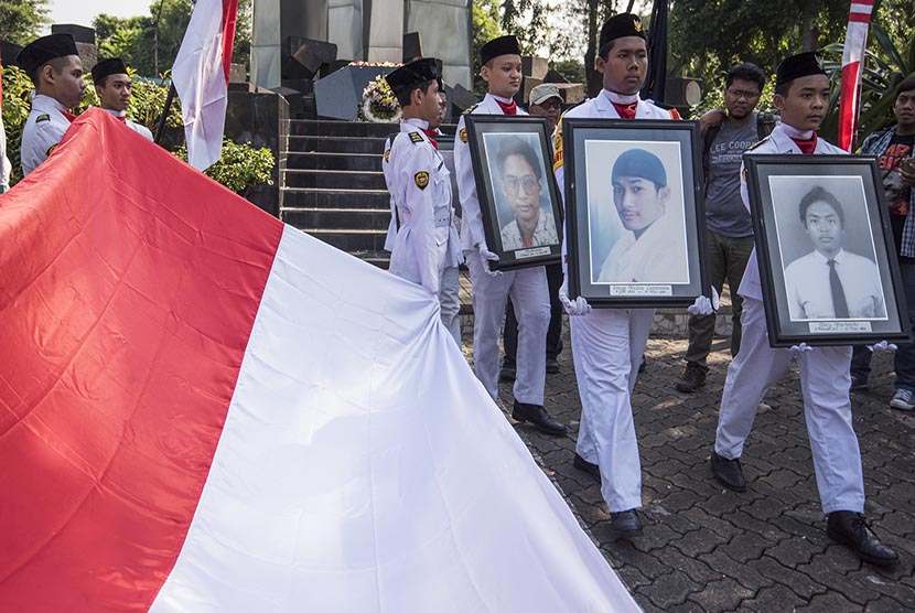 Mahasiswa dengan foto korban tragedi Mei mengikuti Peringatan 17 Tahun Tragedi 12 Mei 1998 di Universitas Trisakti, Grogol, Jakarta, Selasa (12/5).  (Antara/Sigid Kurniawan)