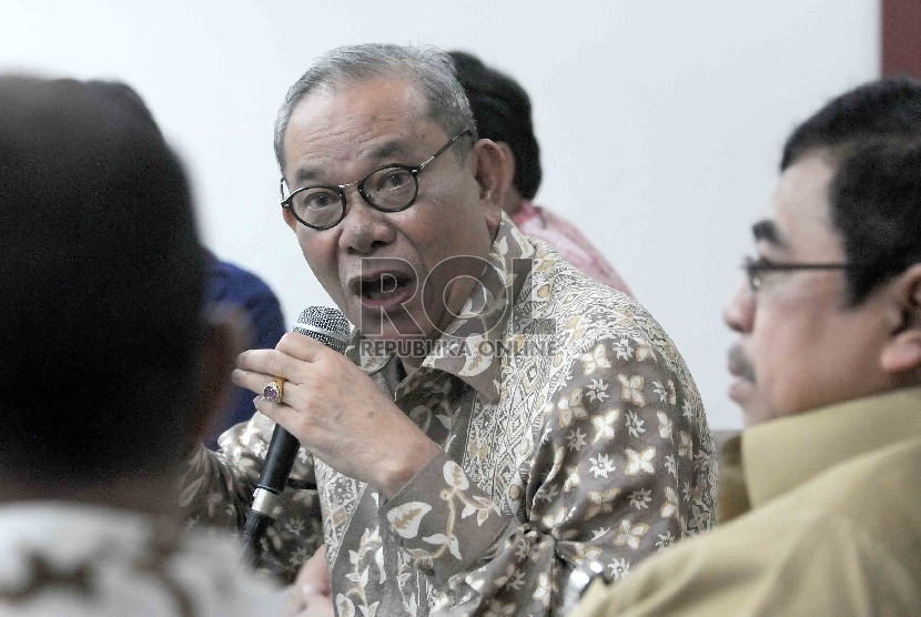 Ketua Komisi II DPR RI Rambe Kamarulzaman (tengah), dalam diskusi forum legislasi di DPR RI, Komplek Parlemen, Senayan, Jakarta, Selasa (12/5). (Republika/Agung Supriyanto)