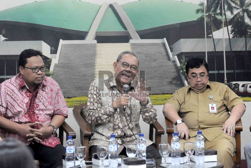 ?Ketua Komisi II DPR RI Rambe Kamarulzaman (tengah), Ketua FPKB di MPR, Lukman Edy (kiri), Kapuspen Kemendagri Dodi Riatmadji (kanan) dalam diskusi forum legislasi di Komplek Parlemen, Senayan, Jakarta, Selasa (12/5). (Republika/Agung Supriyanto)