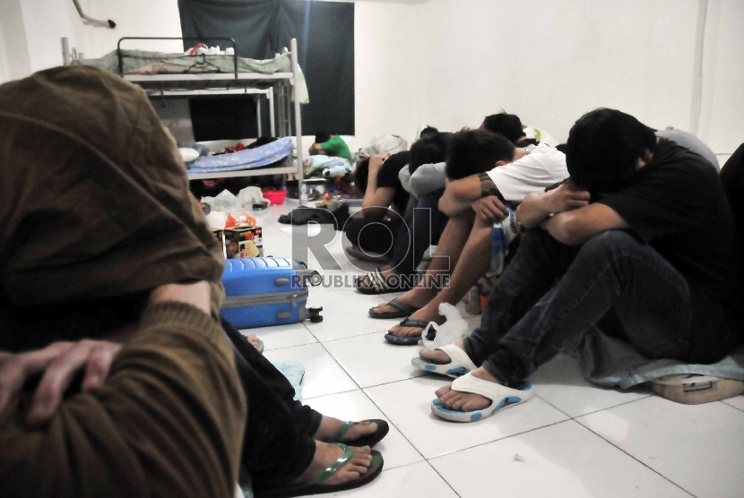 Polisi menunjukkan sejumlah barang bukti dan WNA asal Cina dan Taiwan saat menggelar hasil penangkapan 30 WNA di salah satu ruko di Penjaringan, Jakarta Utara, Selasa (12/5). (Republika/Rakhmawaty La’lang)