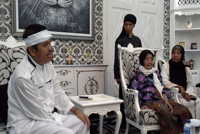 Bupati Purwakarta Dedi Mulyadi menerima Mak Anami, nenek yang diyakini berusia 140 tahun asal Purwakarta, Jabar. 