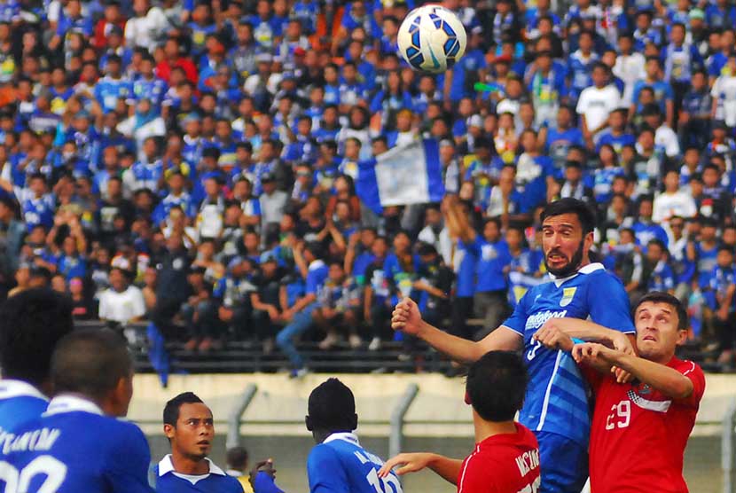 Pesepakbola Persib Bandung Vladimir Vujovic (kedua kanan) berebut bola dengan pesepakbola Ayeyawady United Naumov Riste (kanan) pada laga lanjutan Grup H AFC CUP di Stadion Jalak Harupat Kabupaten Bandung, Jawa Barat, Rabu (13/5). (Antara/Agus Bebeng)