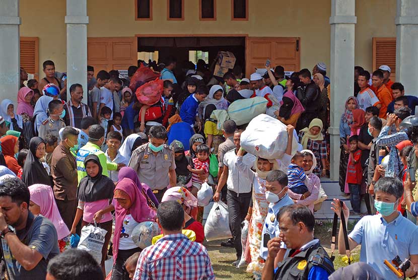  Warga etnis Rohingya mengangkat barang bawaan mereka saat akan dipindahkan dari tempat penampungan sementara gedung GOR Lhoksukon, Aceh Utara, Aceh, Rabu (15/3).(Antara/Rony Muharrman)