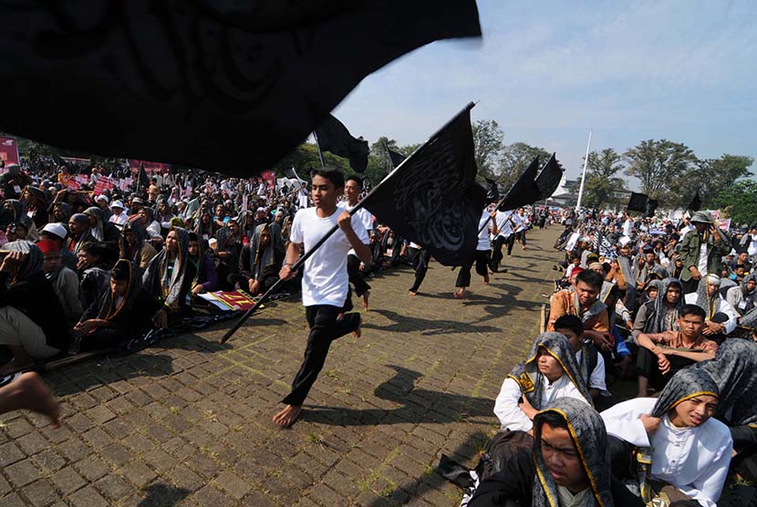   Sejumlah masa yang tergabung dalam Hizbut Tahrir Indonesia (HTI) saat rapat dan pawai akbar (RPA) 2015 dengan tajuk Bersama Umat Tegakkan Khilafah di Lapangan Gasibu, Kota Bandung, Kamis (14/5).  (foto : Septianjar Muharam)