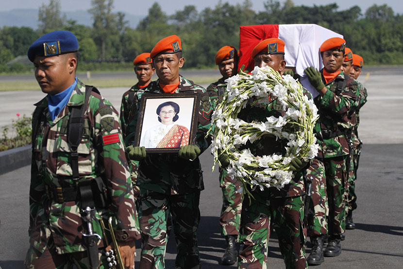 Sejumlah anggota TNI membawa jenazah istri Dubes Indonesia untuk Pakistan, Heri Listyawati Burhan Muhammad dari pesawat CN A2905 di Base ops Lanud Adi Sutjipto Yogyakarta, Kamis (14/5).(Regina Safri)