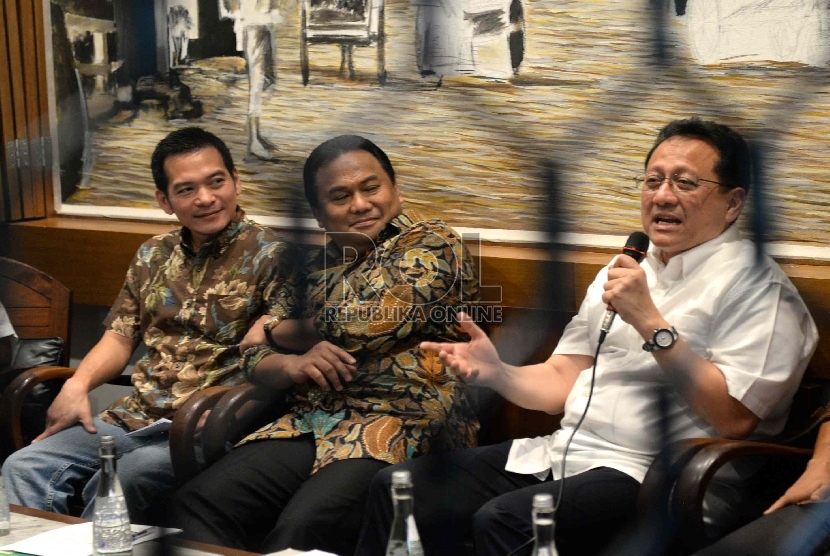   Ketua DPD RI Irman Gusman (kanan) bersama Menteri Perdagangan Rahmat Gobel usai menjadi pembicara diskusi senator di Jakarta, Ahad (17/5).  (Republika/Wihdan)