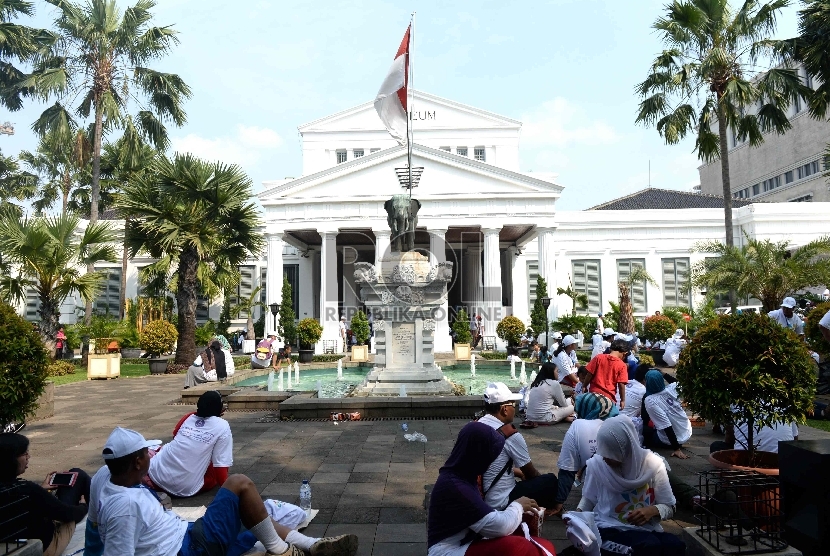 Warga ikut meramaikan Festival hari Museum Internasional dan 237 Tahun Museum Nasional Indonesia di Museum Nasional Jakarta, Ahad (17/5).  (Republika/Wihdan)