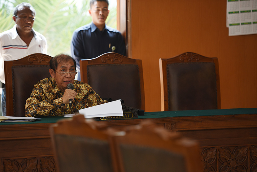  Mantan Dirjen Pajak Hadi Poernomo menjalani sidang perdana praperadilan di Pengadilan Negeri Jakarta Selatan, Senin (18/5).   (Antara/Hafidz Mubarak)