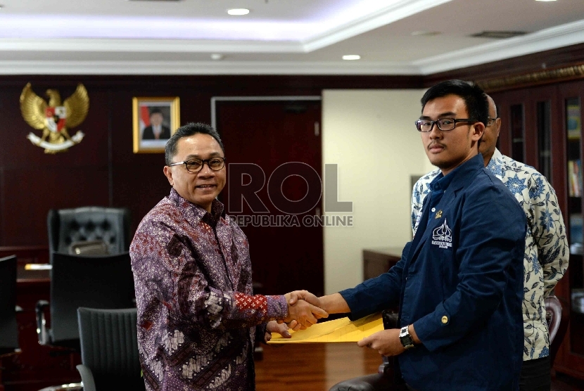 Ketua MPR Zulkifli Hasan (kiri) menerima surat rekomendasi dari Presiden Mahasiswa Usakti Muhammad Puri Andamas saat audiensi dengan keluarga korban Trisakti 1998 di Komplek Parlemen Senayan, Jakarta, Senin (18/5). (Republika/Wihdan)