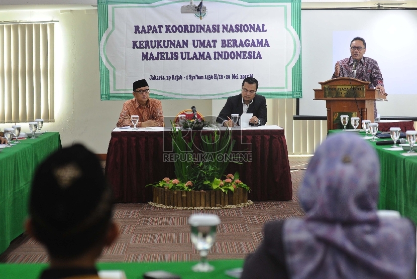 Ketua MPR Zulkifli Hasan (kanan), Ketua Komisi KUB MUI Slamet Effendi Yusuf (kiri), Wakil Ketua Komisi KUB MUI Manajer Nasution (tengah) usai membuka Rakornas KUB MUI di Jakarta,Senin (18/5).  (Republika/Tahta Aidilla)