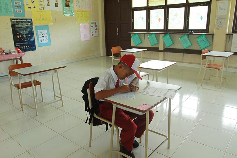 Seorang siswa SD mengikuti Ujian Nasional (UN) di Sekolah Dasar Negeri, Naga Umbang, Kecamatan Lhoknga, Kabupaten Aceh Besar, Aceh, Senin (18/5). (Antara/Ampelsa)